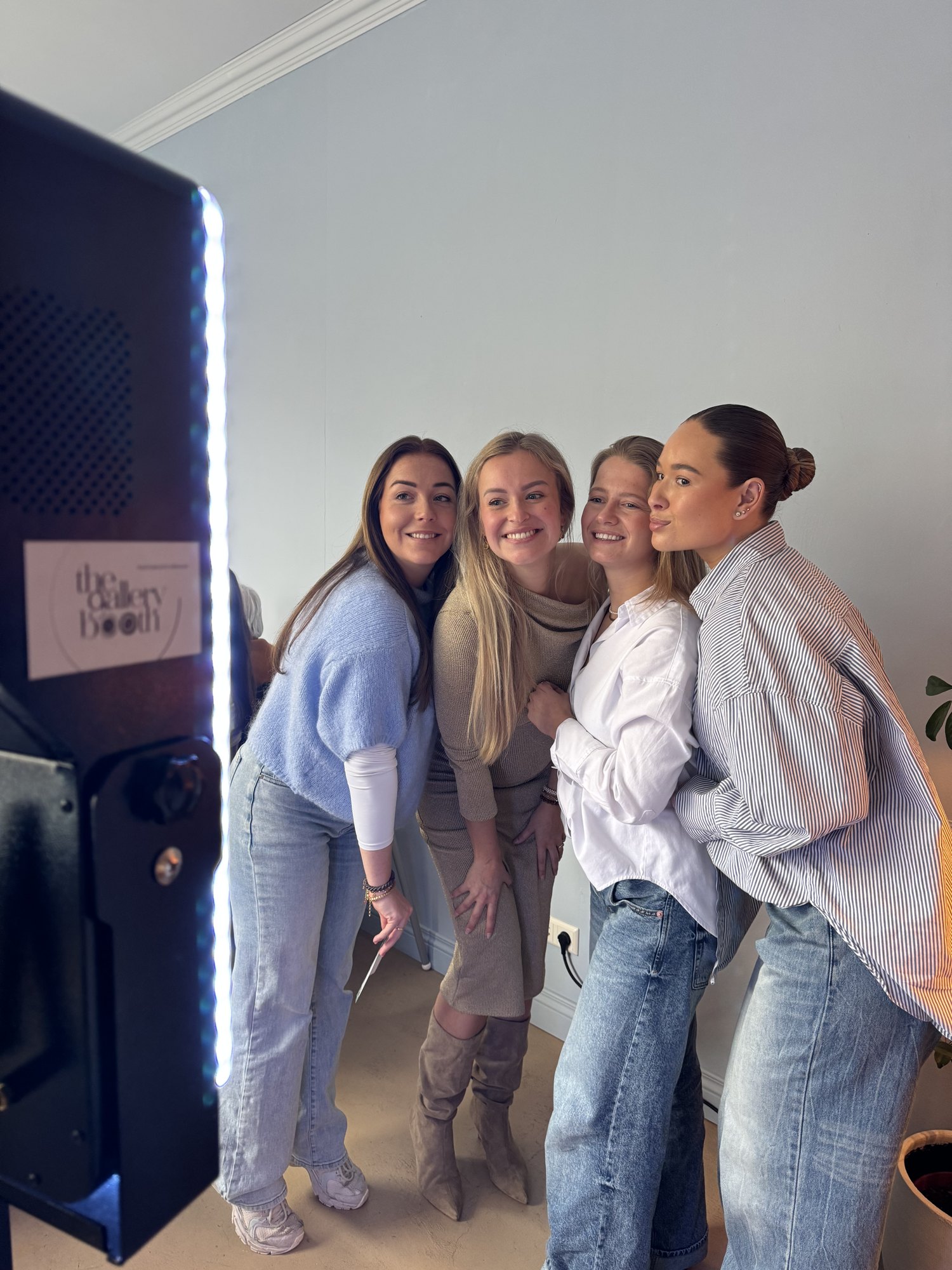 Babyshower in de photobooth, pose and smile